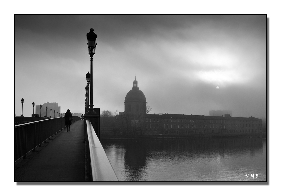 Passant dans la brume
