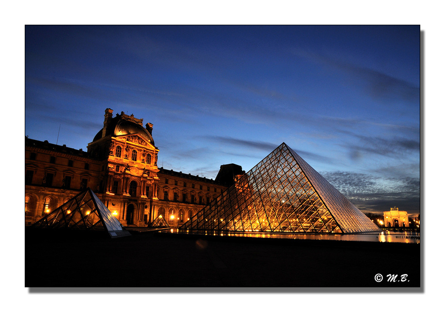 Dans la cour du Louvre